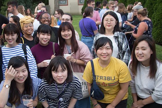 Photo of a group of international students eating ice cream on 2024欧洲杯官方投注's campus